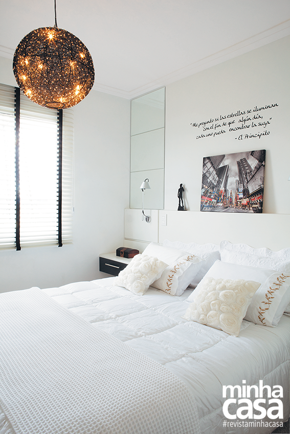 <span>A base neutra pedia pelo menos um item mais chamativo e Andrea aproveitou a deixa para investir em um objeto de desejo: o lustre italiano preto com cristais. “Foi a peça de decoração mais cara da casa, mas criou um efeito incrível. Projeto da arquiteta Andrea Pontes.</span> <span>A base neutra pedia pelo menos um item mais chamativo e Andrea aproveitou a deixa para investir em um objeto de desejo: o lustre italiano preto com cristais. “Foi a peça de decoração mais cara da casa, mas criou um efeito incrível. Projeto da arquiteta Andrea Pontes.</span>