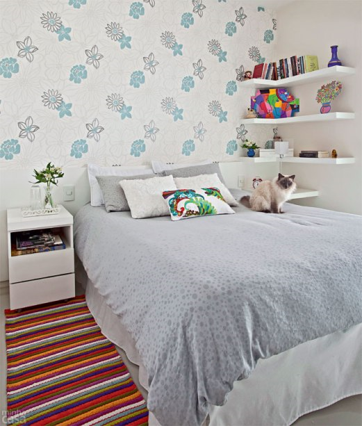Um painel de MDF com 2,40 x 1,30 m, foi mantida como cabeceira da cama box e ganhou nova laca branca acetinada. O restante da parede cobriu-se de papel alemão estampado de flores (Coelho Decorações, R$ 300 o rolo de 0,50 x 10 m, da linha Punch). Projeto da arquiteta Cristiane Dilly. Um painel de MDF com 2,40 x 1,30 m, foi mantida como cabeceira da cama box e ganhou nova laca branca acetinada. O restante da parede cobriu-se de papel alemão estampado de flores (Coelho Decorações, R$ 300 o rolo de 0,50 x 10 m, da linha Punch). Projeto da arquiteta Cristiane Dilly.