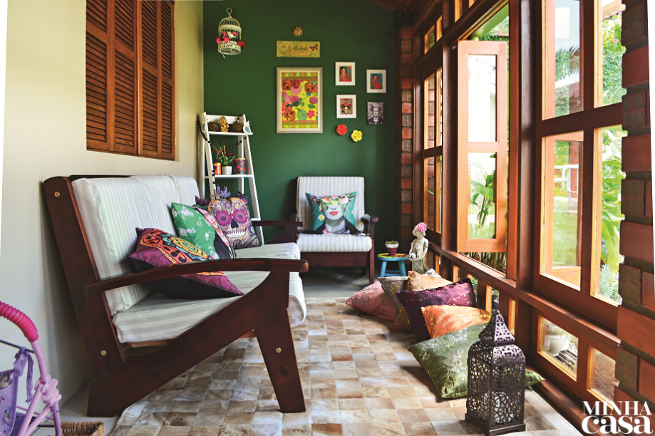 O amor pelas plantas e o olhar atento da moradora garantem um espa&ccedil;o sempre verde, que pode ser contemplado pela fam&iacute;lia fa&ccedil;a chuva ou fa&ccedil;a sol.