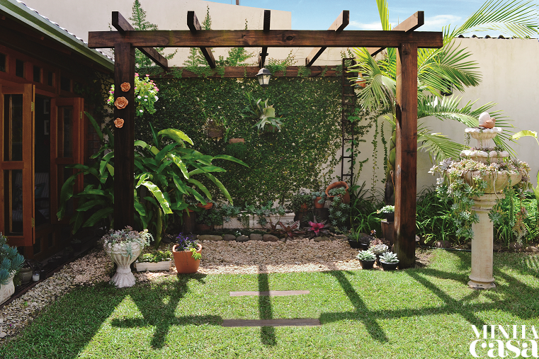 O amor pelas plantas e o olhar atento da moradora garantem um espa&ccedil;o sempre verde, que pode ser contemplado pela fam&iacute;lia fa&ccedil;a chuva ou fa&ccedil;a sol.
