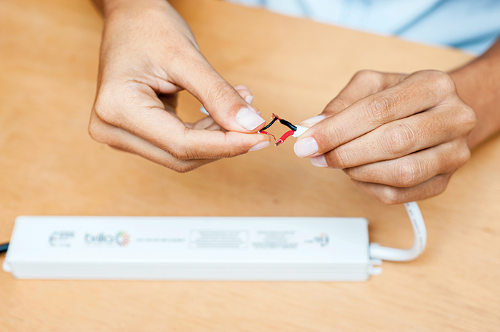 4. PREPARE O DRIVER | Aqui, o modelo escolhido foi o de 45 W (capaz de alimentar 7 m de uma fita com potência de 4,8 W/m, com 20% de margem de segurança). Siga as cores do fio – vermelho com vermelho e preto com preto – e conecte o plugue macho na ponta da peça.