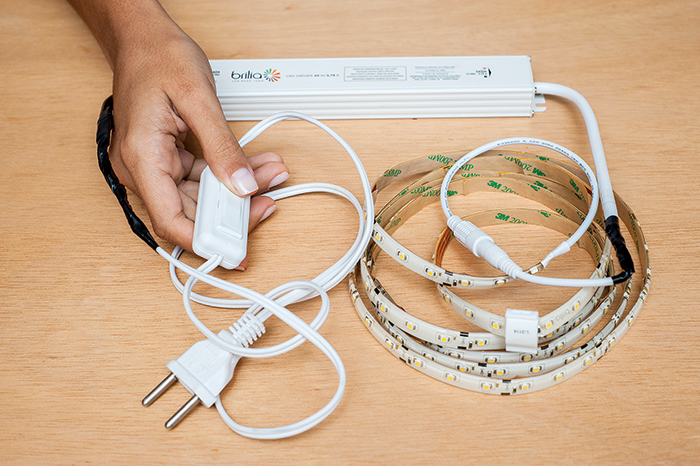 9. LUMINÁRIA PRONTA | Faça o teste e, caso necessário, reforce os encontros para que o conjunto funcione com perfeição. Se a intenção é disfarçar a peça e exibir apenas a luz emitida, considere protegê-la com um perfil de alumínio, que ajuda a dissipar o (pouco) calor gerado.