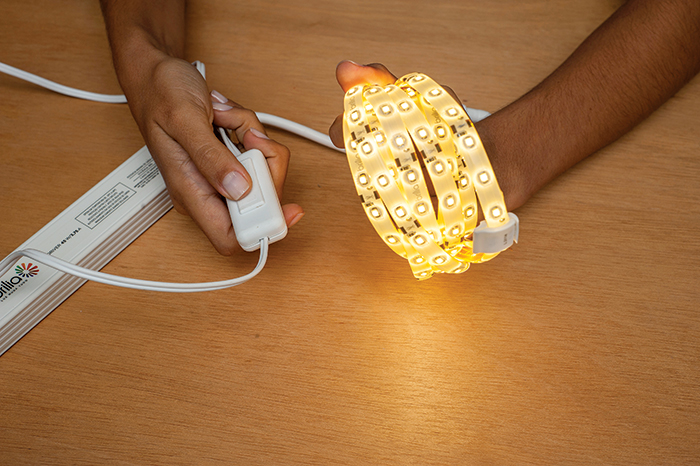 PRONTO | Mesmo antes da instalação, um teste simples já deixa perceber a capacidade luminosa e a tonalidade emitida pelos pontinhos de led.