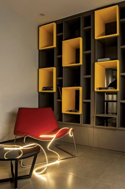Solta da marcenaria, a fita de led cumpre o papel de uma luminária divertida e maleável. Aqui, a Plug & Play, da Brilia, oferece 790 lúmens por metro e variações de branco (do mais azulado até o amarelo quente), definidas por controle remoto. Com 5 m e na potência de 14 W/m, vem pronta para conectar diretamente na tomada. Preço médio de R$ 170.