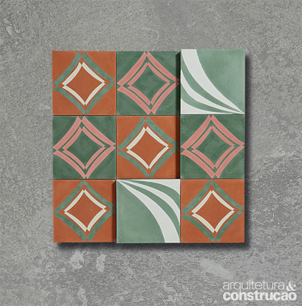 Conhecidas pelo design em superfícies variadas, as primas e sócias do Studio Loom, Carolina e Alessandra Fontana, inspiraram-se nas obras da artista ucraniana Sonia Delaunay (1885-1979) para pensar a coleção Odessa. “A Sonia também explorava diferentes meios”, conta Carolina. As peças de 20 x 20 cm exibem tons vibrantes e linhas que dão a sensação de movimento. “São padrões atemporais e contemporâneos.” À venda na Casa Franceza.