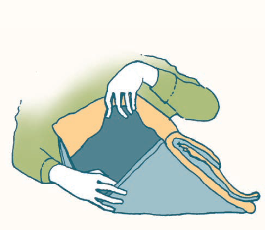 Depois de feitas as dobras descritas anteriormente, a manta ficará do mesmo tamanho do bolso. A finalização é a única etapa que exige paciência: a manta dobrada deve ser colocada dentro da capa, pois servirá como enchimento da almofada. Depois de feitas as dobras descritas anteriormente, a manta ficará do mesmo tamanho do bolso. A finalização é a única etapa que exige paciência: a manta dobrada deve ser colocada dentro da capa, pois servirá como enchimento da almofada.