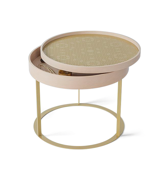 Com influência oriental no topo (trabalhado a laser) e função esperta para armazenar objetos, a Cooper (47 x 55 cm) é confeccionada com faia e aço com pintura eletrostática. Da Nina Mair, por € 786 na loja virtual