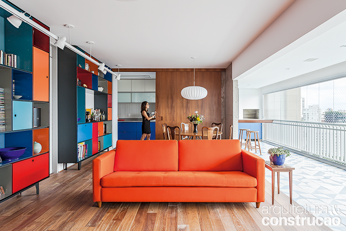A pedido dos proprietários, que queriam um ambiente marcante e já tinham o sofá, o projeto investiu na combinação de nuances vivas, sobretudo na estante modular (Brasiliana, da Securit). O piso do estar é de cumaru (Projeto Madeiras).