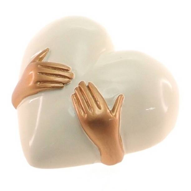 Coração Decorativo Abraço (<span>12 x 5 x 12 cm). Custa R$ 48,90. Em </span><a href="https://www.gotoshop.com.br/decoracao/ObjetosDecorativos/Coracao-Decorativo-Abraco-7375722.html?utm_source=revista&utm_medium=gc_mc&utm_campaign=edicaojunho&utm_content=201706">abr.ai/coracao-decorativo</a>