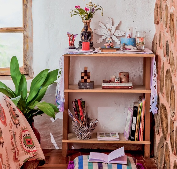 Observador, eficiente e detalhista nato, o virginiano tem uma casa funcional e muito organizada. A atmosfera tranquila é resultado da criatividade e do perfeccionismo desse signo de terra, que sente prazer na rotina cotidiana. Cores encontradas com generosidade na natureza, como bege, ocre e azul, agradam aos virginianos, regidos por Mercúrio. Eles valorizam peças e acabamentos práticos e simples de manter, além de vasos com plantas. Produtos feitos à mão e materiais naturais atraem os olhos e o coração do mais disciplinado dos signos zodiacais.