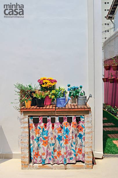 Elas estão por toda parte no sobrado da designer de interiores paulista Ana Maria Mouawad Queiroga. Na imagem à esquerda, o abrigo dos botijões de gás, feito de tijolos aparentes, recebeu dois deques, fixados com argamassa, que servem de base para as plantas. A cortina estampada foi cortada de modo a se ajustar à medida do vão.
