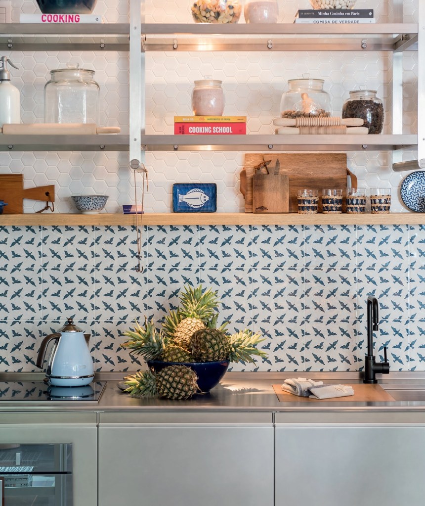 Cozinha com prateleiras e azulejos de pássaros