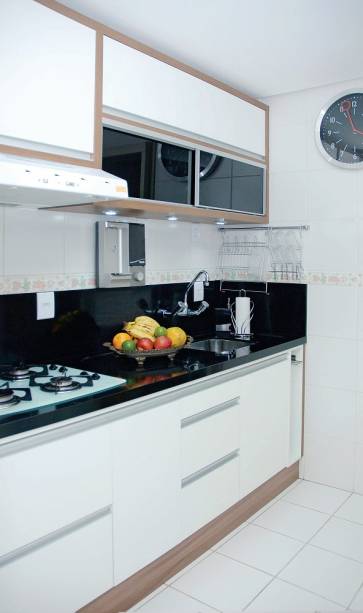 <span>O mobiliário ultrapassado deu lugar à marcenaria de linhas retas e tons neutros. “As cores eleitas pela moradora vêm acompanhadas de madeira, que esquenta o clima”, diz a designer. Na hora de projetar os armários, um estudo do espaço melhorou a capacidade de armazenamento, e a instalação levou em conta a praticidade ao limpar o piso: o vão sob o gabinete da pia é fechado com rodapé de compensado naval. Projeto da designer de interiores Letícia Laurino Almeida.</span> <span>O mobiliário ultrapassado deu lugar à marcenaria de linhas retas e tons neutros. “As cores eleitas pela moradora vêm acompanhadas de madeira, que esquenta o clima”, diz a designer. Na hora de projetar os armários, um estudo do espaço melhorou a capacidade de armazenamento, e a instalação levou em conta a praticidade ao limpar o piso: o vão sob o gabinete da pia é fechado com rodapé de compensado naval. Projeto da designer de interiores Letícia Laurino Almeida.</span>