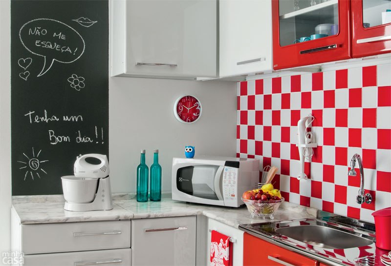 Cozinha com decoracao vermelha e branca