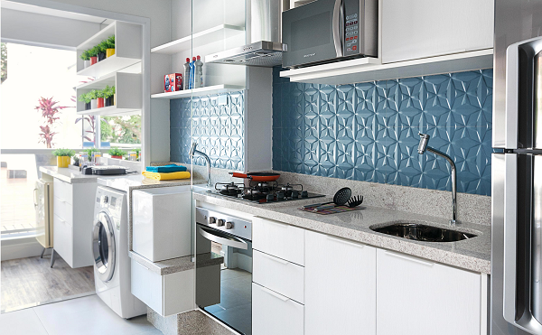 Cozinha do tipo corredor com parede da bancada azul