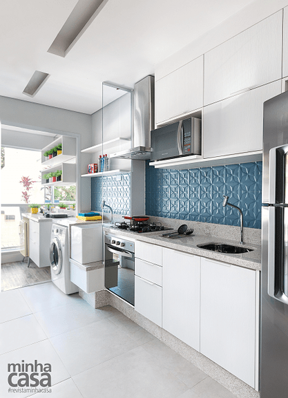 cozinha-do-tipo-corredor-com-parede-da-bancada-azul-02-1