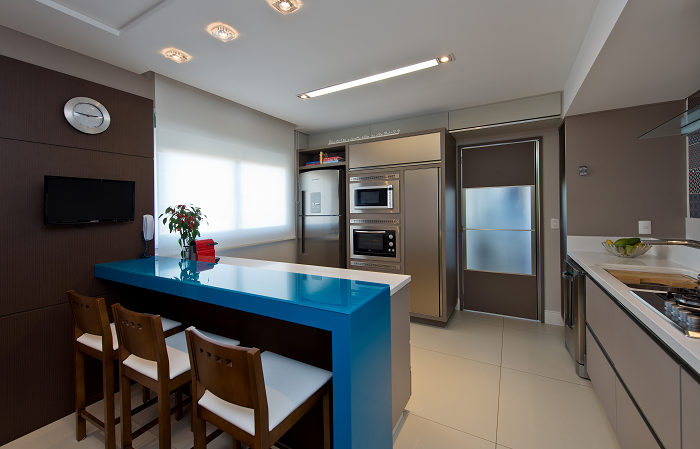 Cozinha em tons neutros ganha vida com bancada azul turquesa