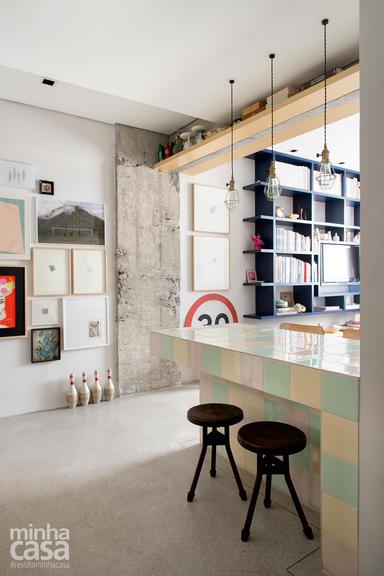 Descubra esta cozinha integrada com bancada candy colors