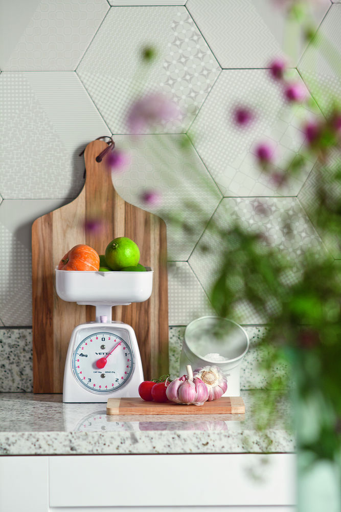Cozinha integrada com pitadas de cor e acabamentos amadeirados 3
