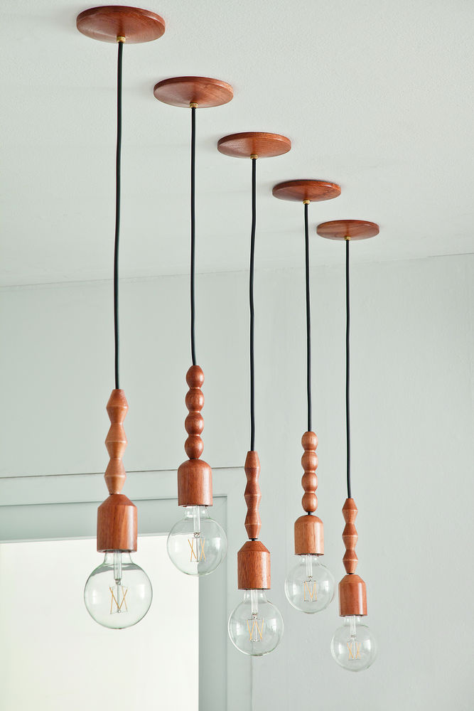 Cozinha integrada com pitadas de cor e acabamentos amadeirados luminaria