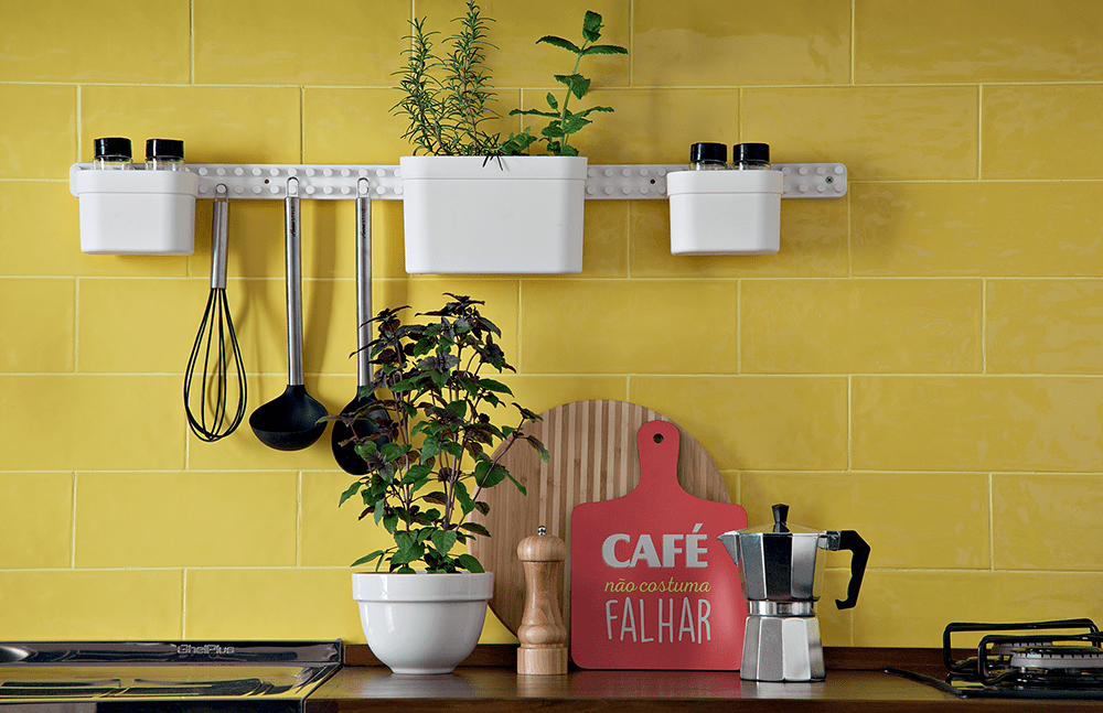 cozinha-integrada-projeto-combina-tiles-amarelo-e-armários-preto (3)