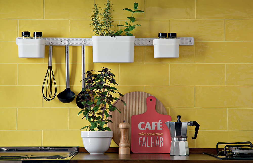 cozinha-integrada-projeto-combina-tiles-amarelo-e-armários-preto (3)