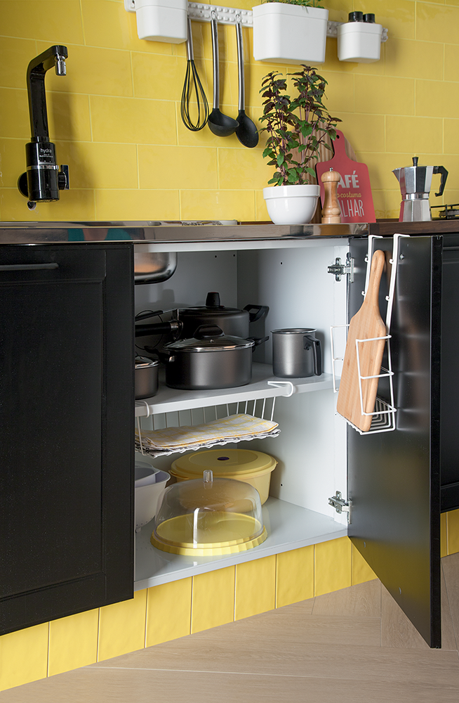 cozinha-integrada-projeto-combina-tiles-amarelo-e-armários-preto (5)