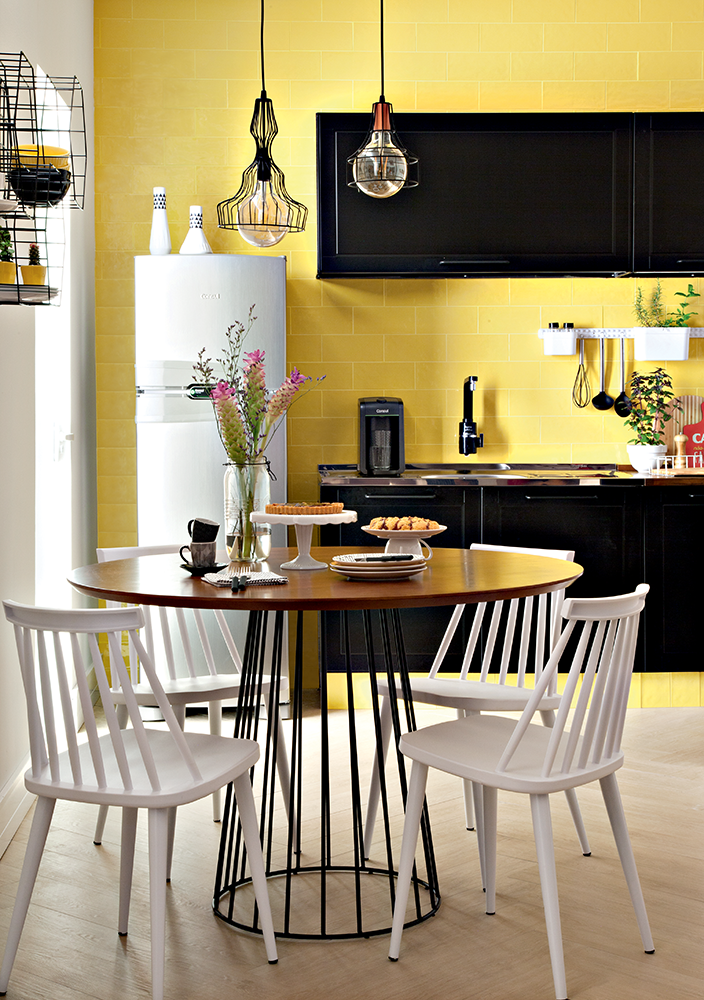 cozinha-integrada-projeto-combina-tiles-amarelo-e-armários-preto (7)