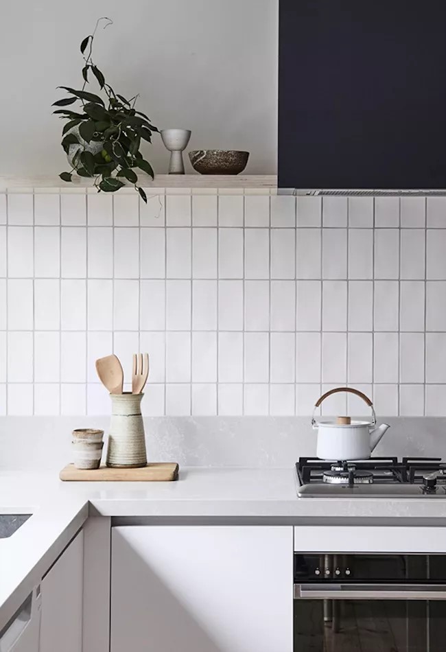 Cozinha minimalista com tijolinhos na parede