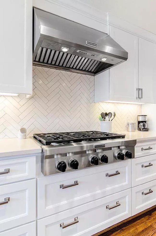 15 jeitos de utilizar tijolinhos brancos na cozinha