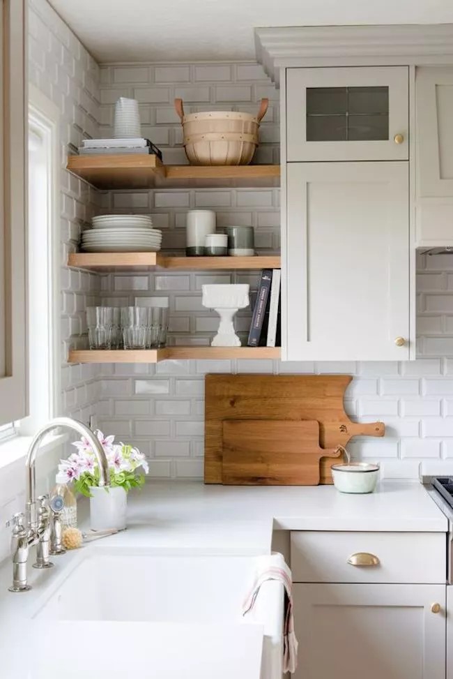 Bancada de cozinha branca com prateleiras madeira