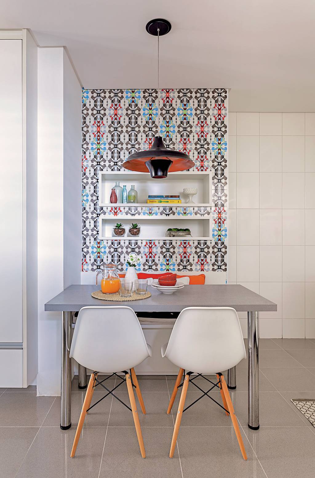 cozinha reformada ganha parede de azulejos estampados (2)