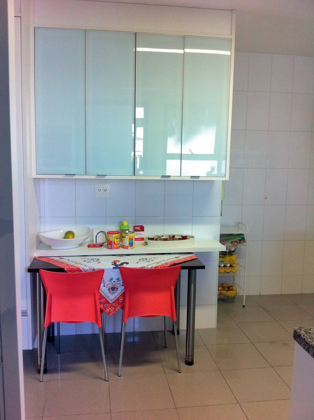 cozinha reformada ganha parede de azulejos estampados (4)