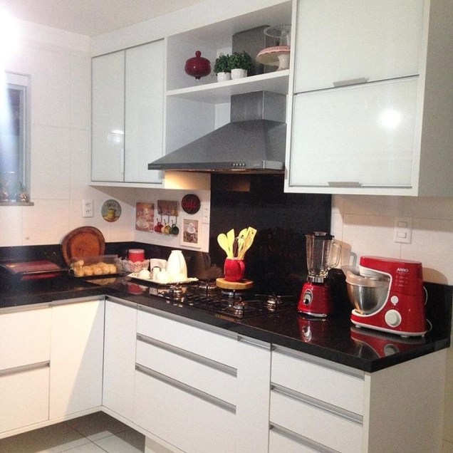 Acessórios e eletrodomésticos vermelhos dão o toque de cor na cozinha preto e branco da @lardacleise.