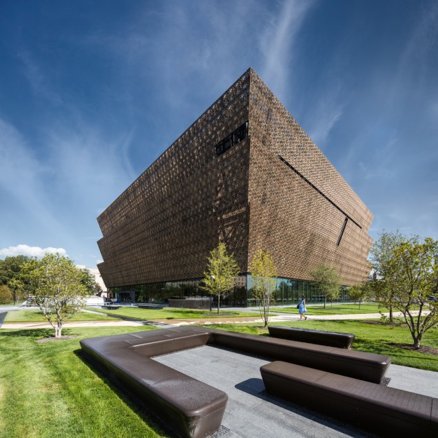 Smithsonian National Museum - Washington D.C., por Freelon Adjaye Bond & Smith Group.