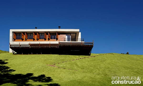 De concreto, casa de férias se destaca na paisagem