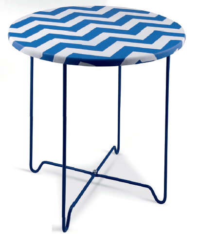 A charmosa mesinha lateral Pernas Cruzadas Azul e Branco (40 x 45 cm) apresenta base de ferro e tampo de MDF. Uatt? R$ 179,90