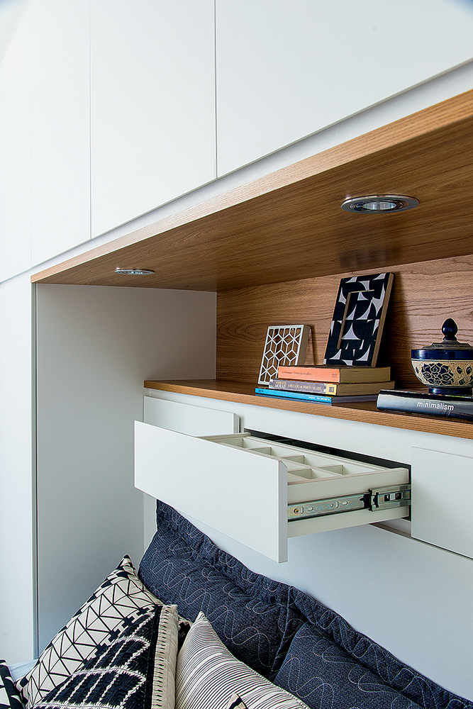 decoração-de-apartamento-pequeno-com-móveis-sob-medida-e-painéis-cama