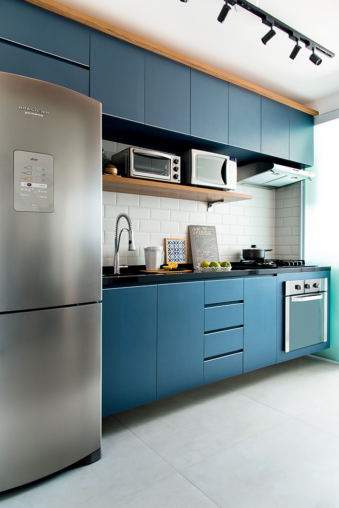 decoração-de-apartamento-pequeno-com-móveis-sob-medida-e-painéis-cozinha