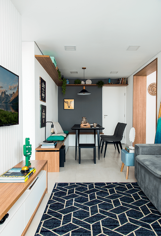 decoração-de-apartamento-pequeno-com-móveis-sob-medida-e-painéis-sala