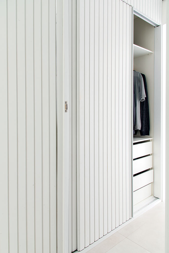 decoração-de-apartamento-pequeno-com-móveis-sob-medida-e-painéis-guarda-roupa