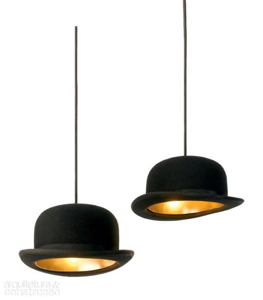 Jake Phipps bolou as luminárias da linha Jeeves & Wooster inspirado nos chapéus da elite britânica – item recorrente na obra de René Magritte (1898-1967). Com estrutura de aço anodizado e acabamento de feltro de lã, o pendente Bowler (25 cm de diâmetro) sai por £ 197, no site do designer.