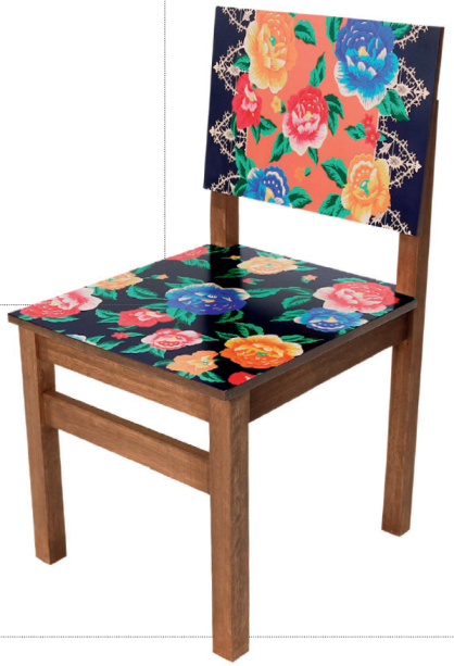 Seu design pode ser tradicional, mas isso não significa que ela passe despercebida. A cadeira Chita ES (60 x 48 x 92 cm*), criada pela artista Patti Pena, é fabricada em MDF com estampa impressa e acabamento de verniz. My Gipsy Bossa R$ 720,00