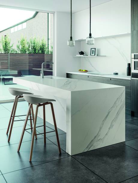 Com visual marmorizado, o Dekton Opera (composto ultrarresistente de vidro, porcelana e quartzo), da Cosentino, lembra o carrara com acabamento mate chamado de Velvet Texture.