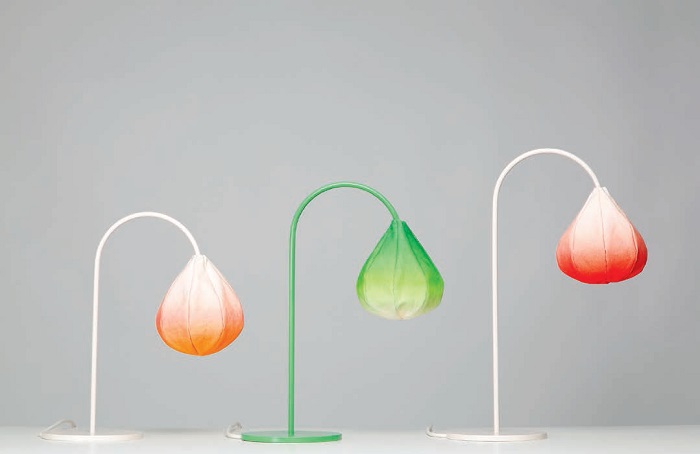 Inspiradas em gotas, frutas e botões de  or, as luminárias Bloom, de Kristine Five Melvaer, têm estrutura de aço e cúpula de tecido tingido a mão. Por encomenda no site da designer, com preço sob consulta.