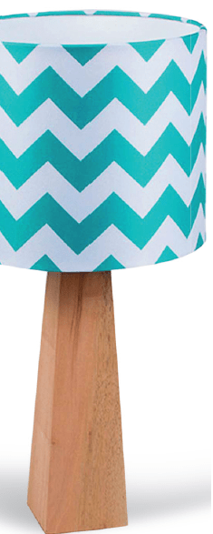 O abajur Chevron Azul Turquesa P tem base de madeira (7,5 x 7,5 x 27 cm) e cúpula de acetato e poliéster (22 x 20 cm). Decohouse , R$ 179,90
