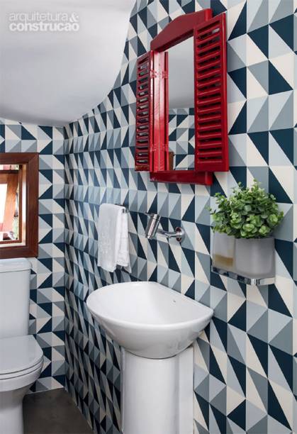 A pouca área disponível levou Gil Melo, do Galeria Arquitetos, a posicionar o lavabo de 0,85 x 2,20 m sob a escada em leque da casa. Para ganhar altura, rebaixou-o dois degraus em relação ao nível do térreo e usou bacia com saída de esgoto horizontal.