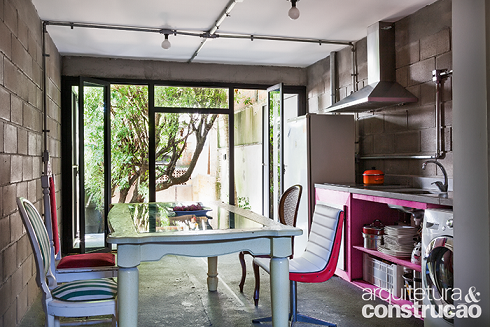 Na cozinha, outra solução econômica: balcão de placas de compensado de obra.