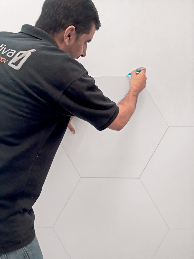 Em um papel encorpado, trace o hexágono e recorte-o. Use esse molde para riscar todas as peças na parede.