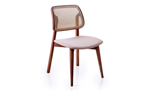 Fabricada em cedro australiano, a cadeira Abraço foi projetada pelo estúdio Lattoog para a Lider Interiores em duas versões: com encosto em palhinha (na foto) e em estofado.